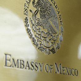 /media-library_800x800/graveradeskyltar_embassy_of_mexico_clarex_skyltar_1.jpg